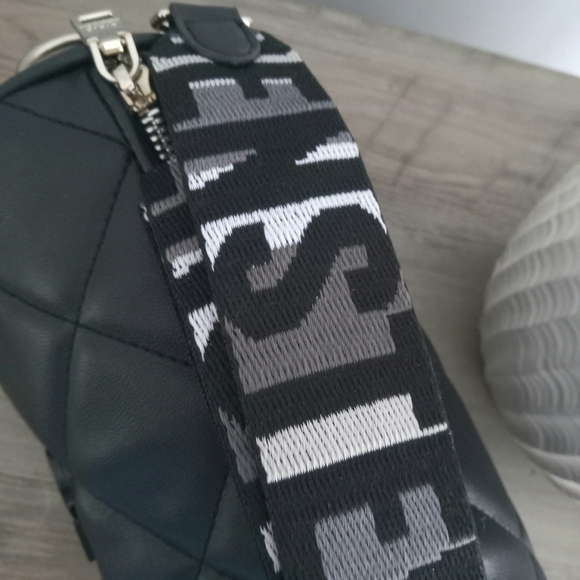 New Steve Madden Black Quilted Crossbody/Shoulder Bag with AirPods Case - Picture 5 of 9